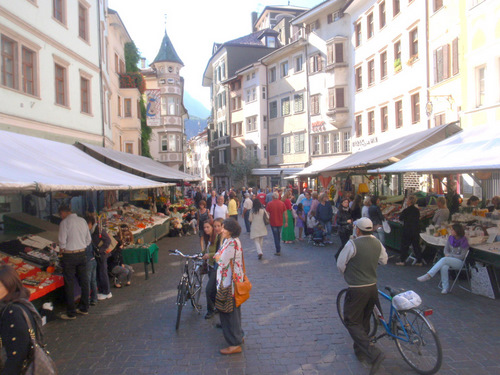 Bozen/Bolzano's main shopping Promenade.